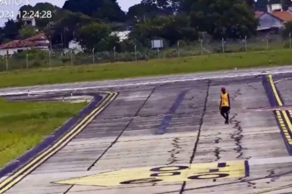 homem invade pista de aeroporto