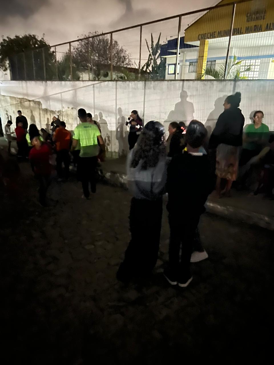 Famílias enfrentam fila por vagas em creche no bairro Serrotão em Campina Grande