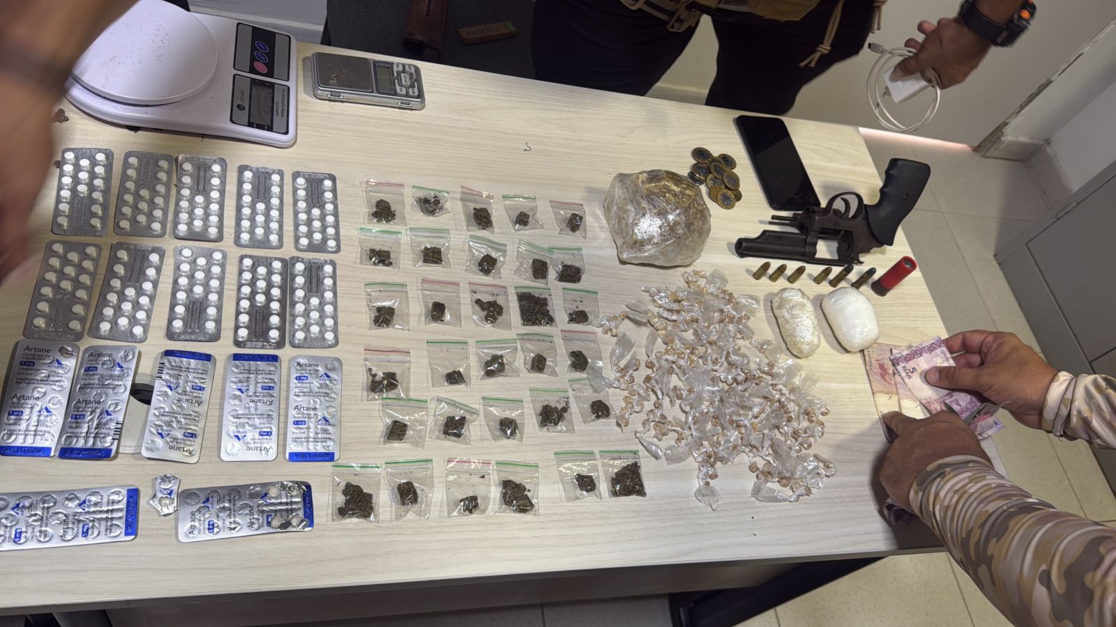 Mulher e adolescente são presas em João Pessoa por envolvimento com organização criminosa e tráfico de drogas