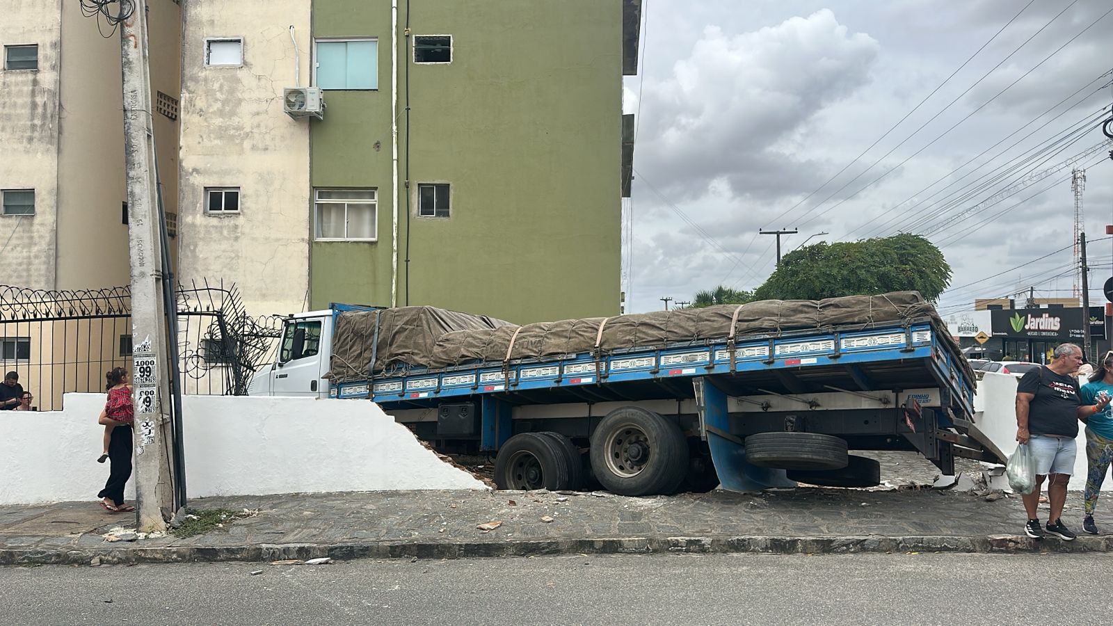 Caminhão perde controle e atinge muro de condomínio no bairro do Bodocongó em CG
