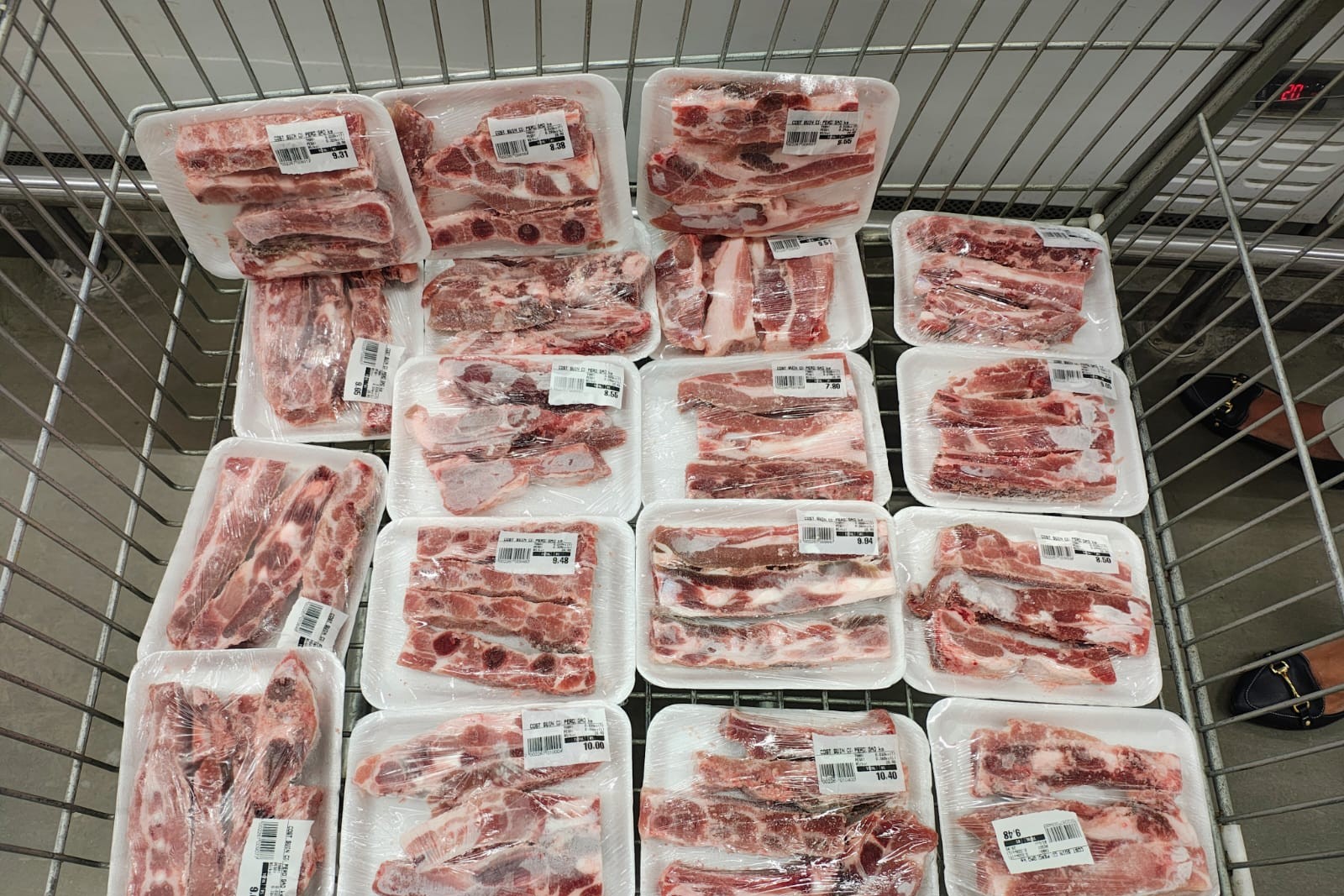 Procon-CG apreende carnes impróprias para consumo em supermercado no bairro das Malvinas