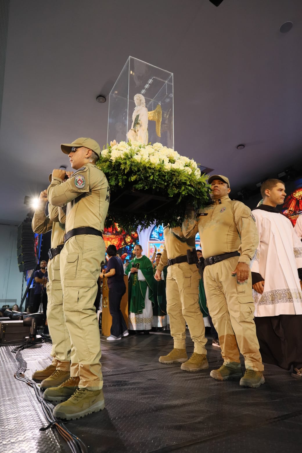 Encerramento do CRESCER registra público recorde em noite de consagração da Diocese de Campina Grande a São Miguel Arcanjo e bênção das famílias