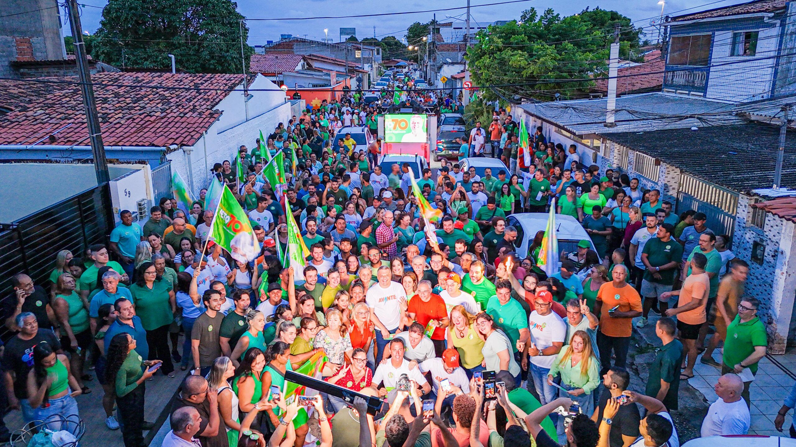 Edvaldo Neto leva multidão às ruas do bairro Monte Castelo e celebra sucesso da primeira caminhada em Cabedelo Edvaldo Neto leva multidão às ruas do bairro Monte Castelo e celebra sucesso da primeira caminhada em Cabedelo