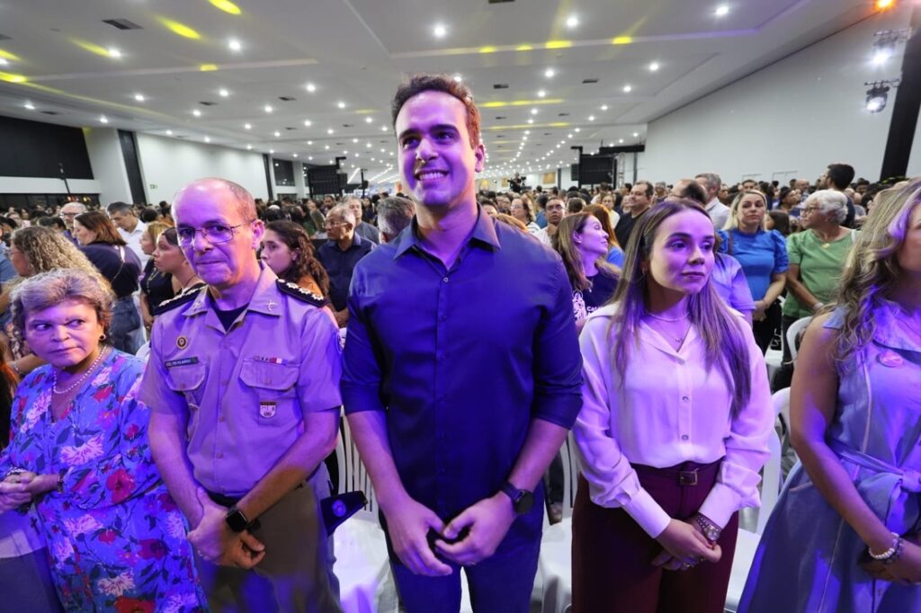 Candidatos ao governo do Estado participaram da missa de encerramento do CRESCER