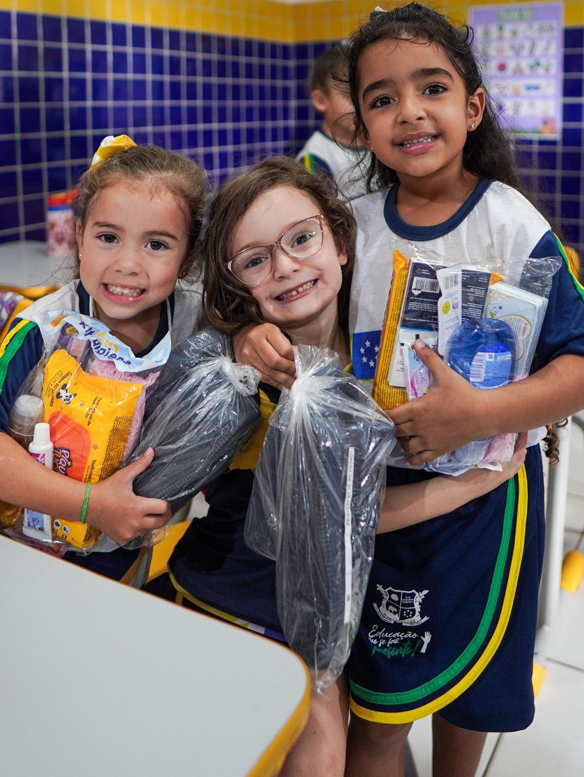 Prefeitura de Montadas realiza entrega de kits de higiene e tênis a alunos do município Prefeitura de Montadas realiza entrega de kits de higiene e tênis a alunos do município