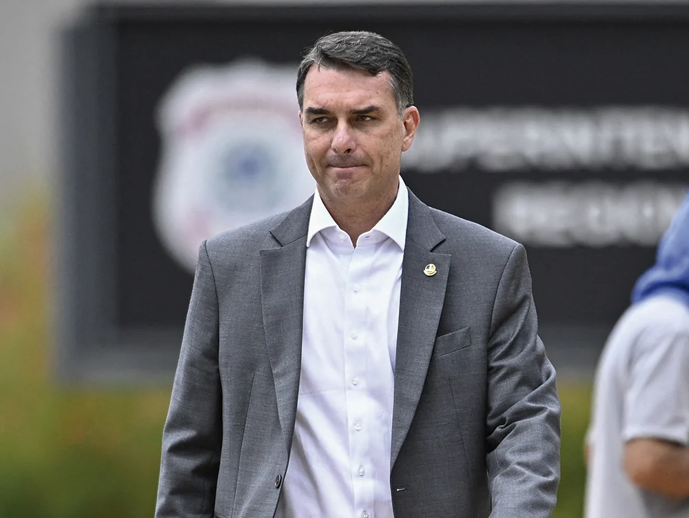 Flávio pede jejum por Bolsonaro da meia-noite às 6h da manhã Flávio pede jejum por Bolsonaro da meia-noite às 6h da manhã