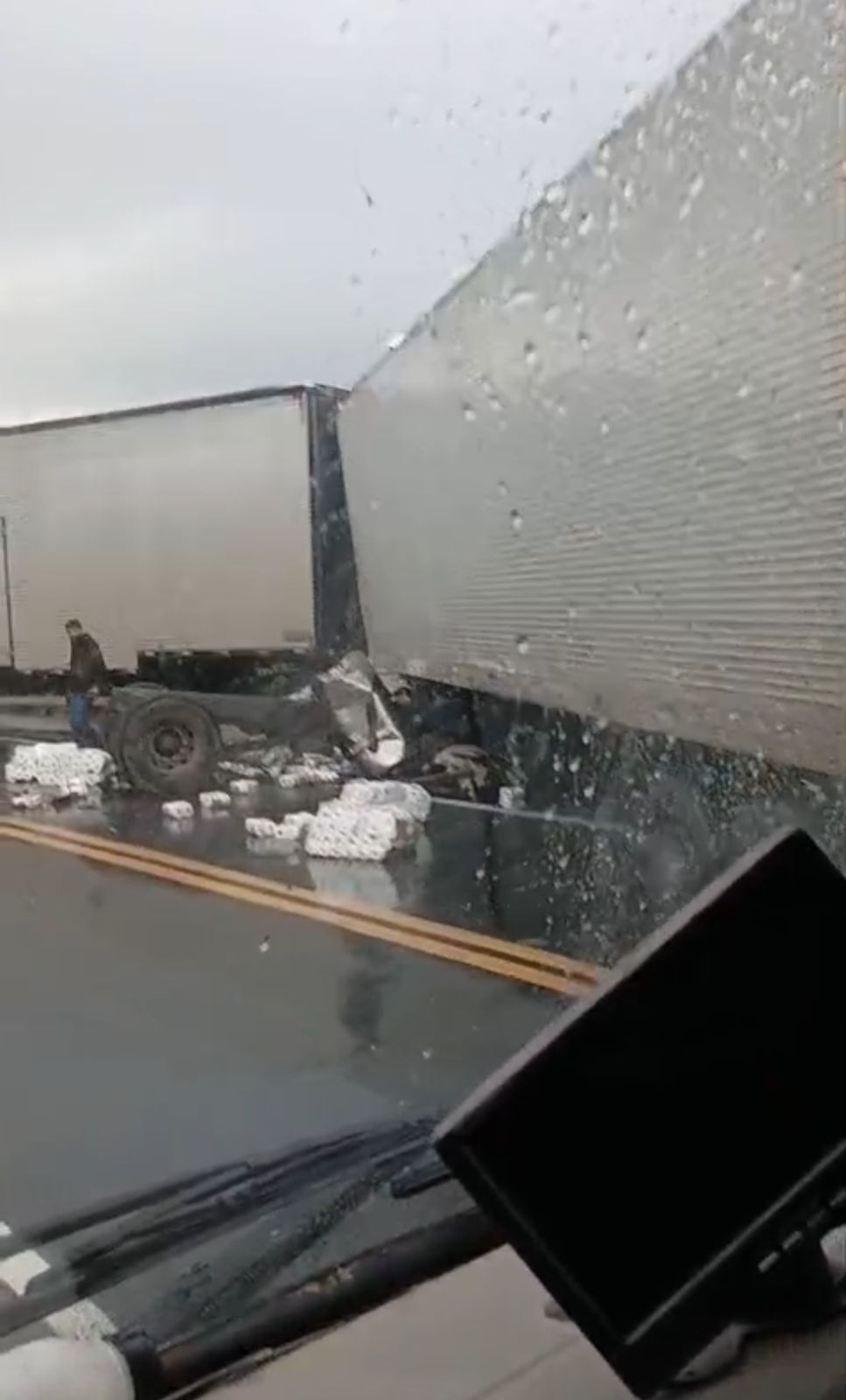 Homem morre após colisão entre caminhão e carreta em Cachoeira dos Índios/PB