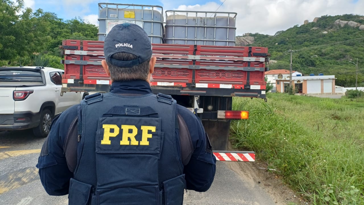 PRF apreende 10 mil litros de óleo transportado irregularmente em Queimadas/PB