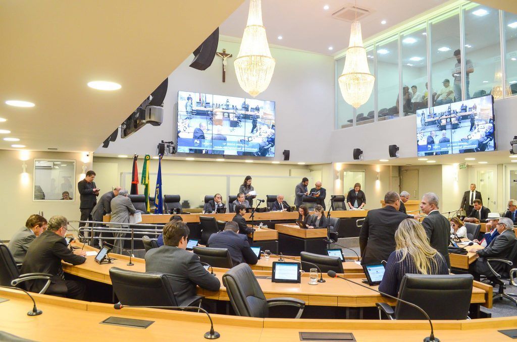Assembleia desconta R$ 35,9 mil de deputados por faltas entre 2023 e 2025; veja lista