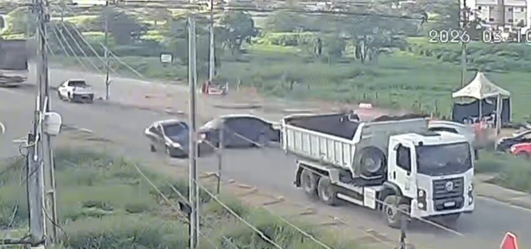 Motorista tenta cruzar via e colide com outro carro na Alça Sudoeste em Campina Grande/PB