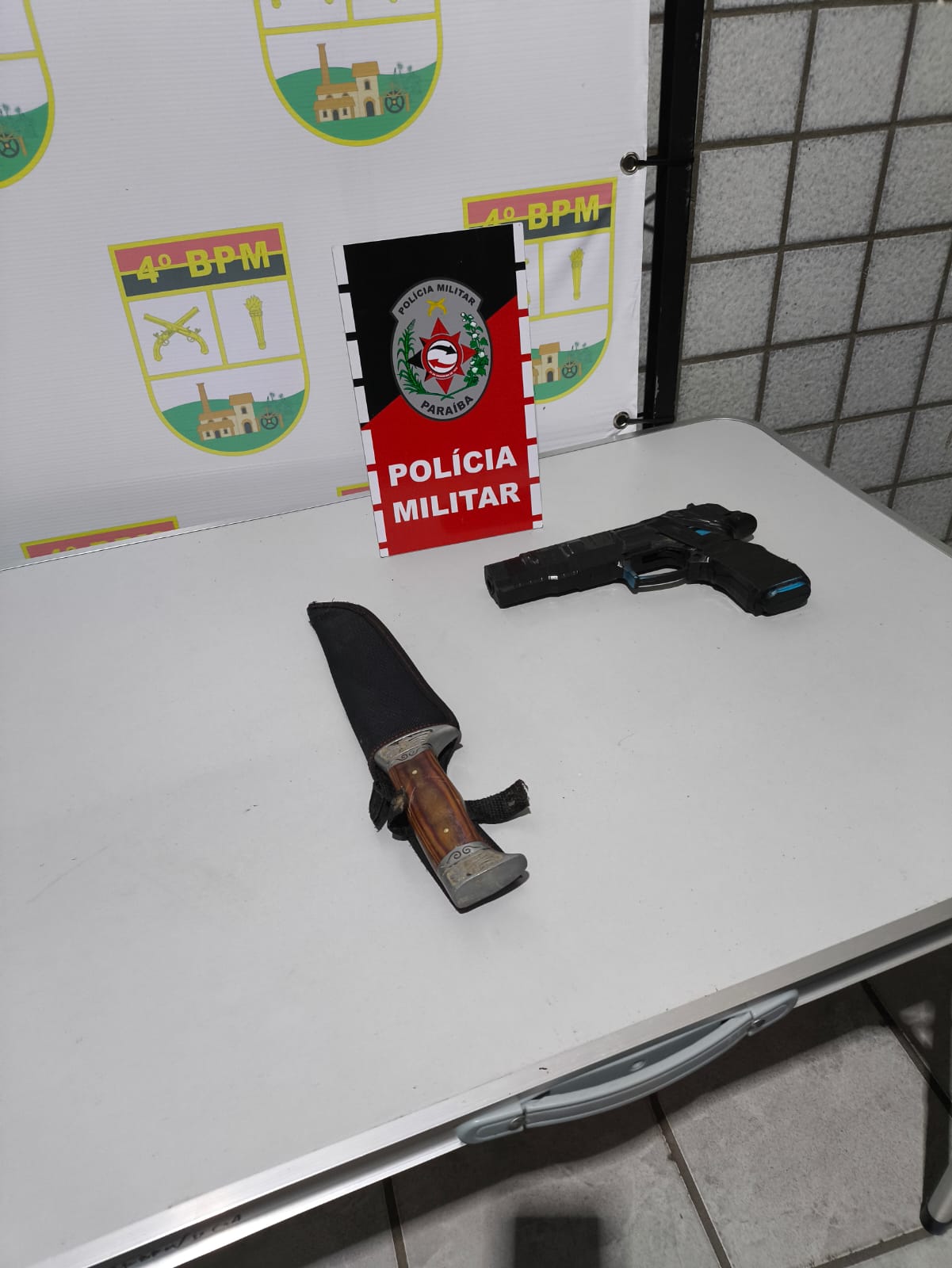 Dupla suspeita de assalto é detida após perseguição policial no Brejo paraibano Dupla suspeita de assalto é detida após perseguição policial no Brejo paraibano