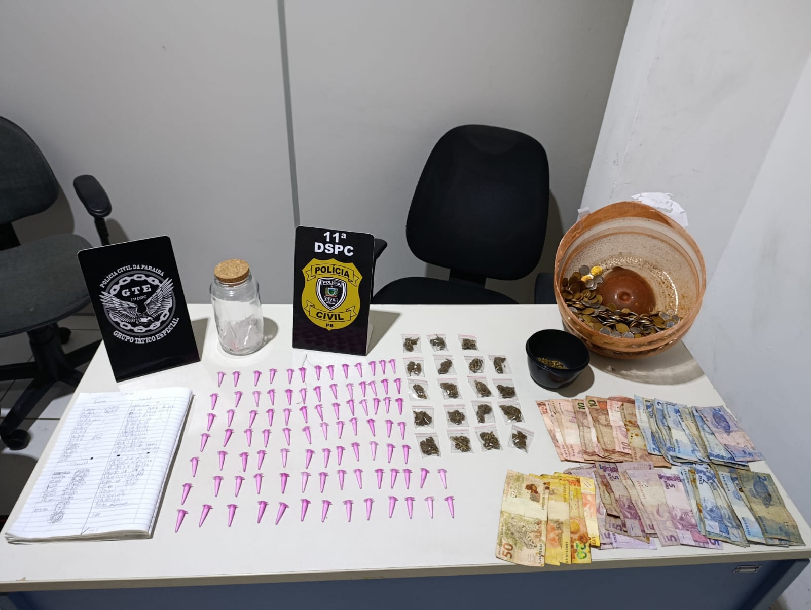 Polícia apreende drogas e captura suspeita de tráfico em Boqueirão/PB Polícia apreende drogas e captura suspeita de tráfico em Boqueirão/PB