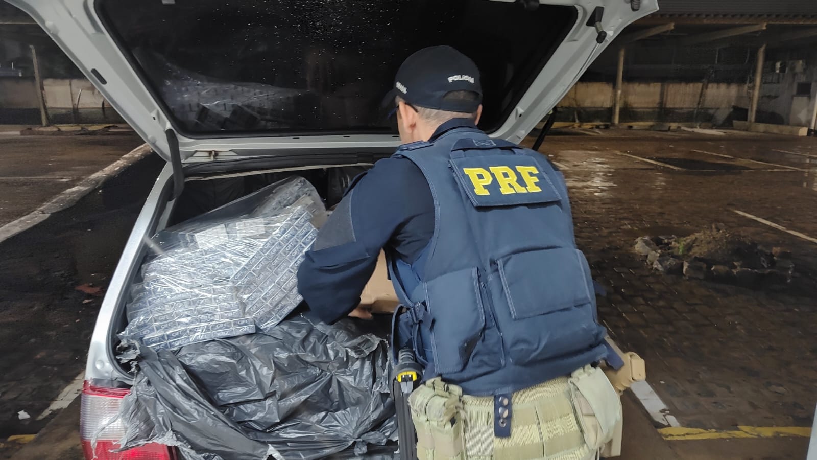 Polícia Rodoviária apreende 30 mil maços de cigarros contrabandeados em Campina Grande Polícia Rodoviária apreende 30 mil maços de cigarros contrabandeados em Campina Grande