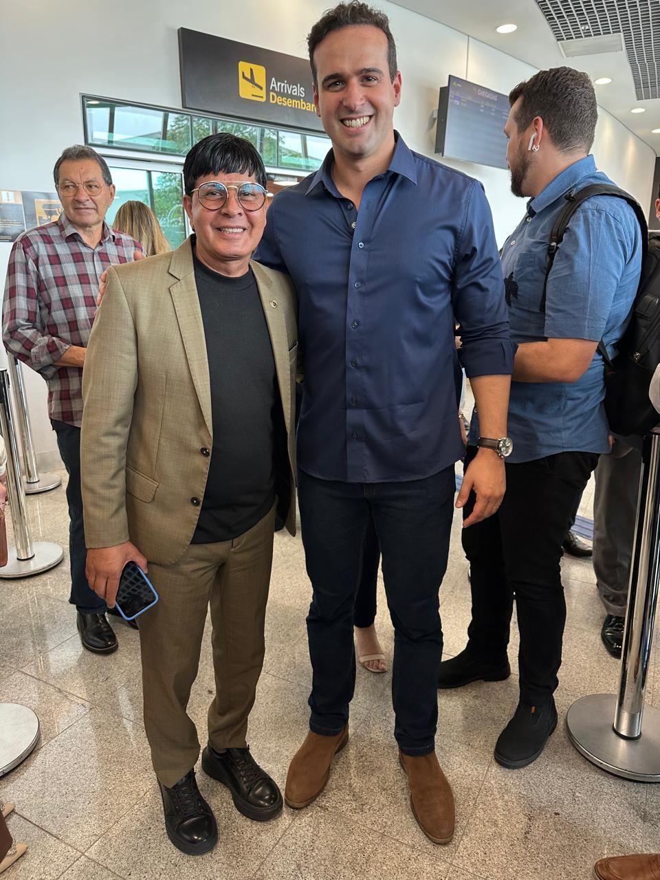 Ao lado do governador Lucas Ribeiro, Rostand Paraíba prestigia voo inaugural da Latam que conecta Campina a Brasília Ao lado do governador Lucas Ribeiro, Rostand Paraíba prestigia voo inaugural da Latam que conecta Campina a Brasília