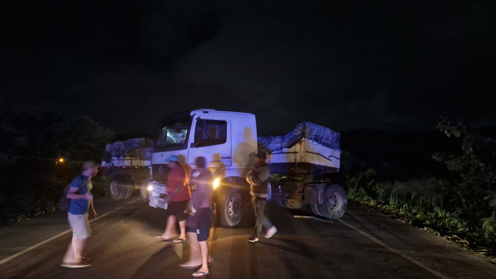 Acidente entre carreta e caminhonete interdita trecho da BR-230, em Campina Grande