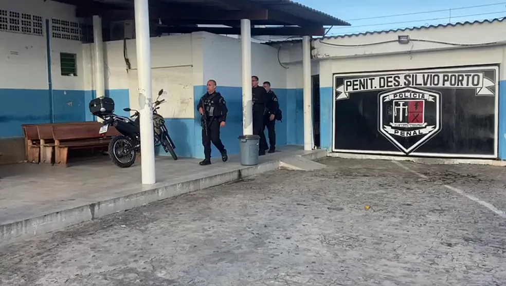 Dentista é presa por entregar celular e drogas a detento na penitenciária Sílvio Porto Dentista é presa por entregar celular e drogas a detento na penitenciária Sílvio Porto
