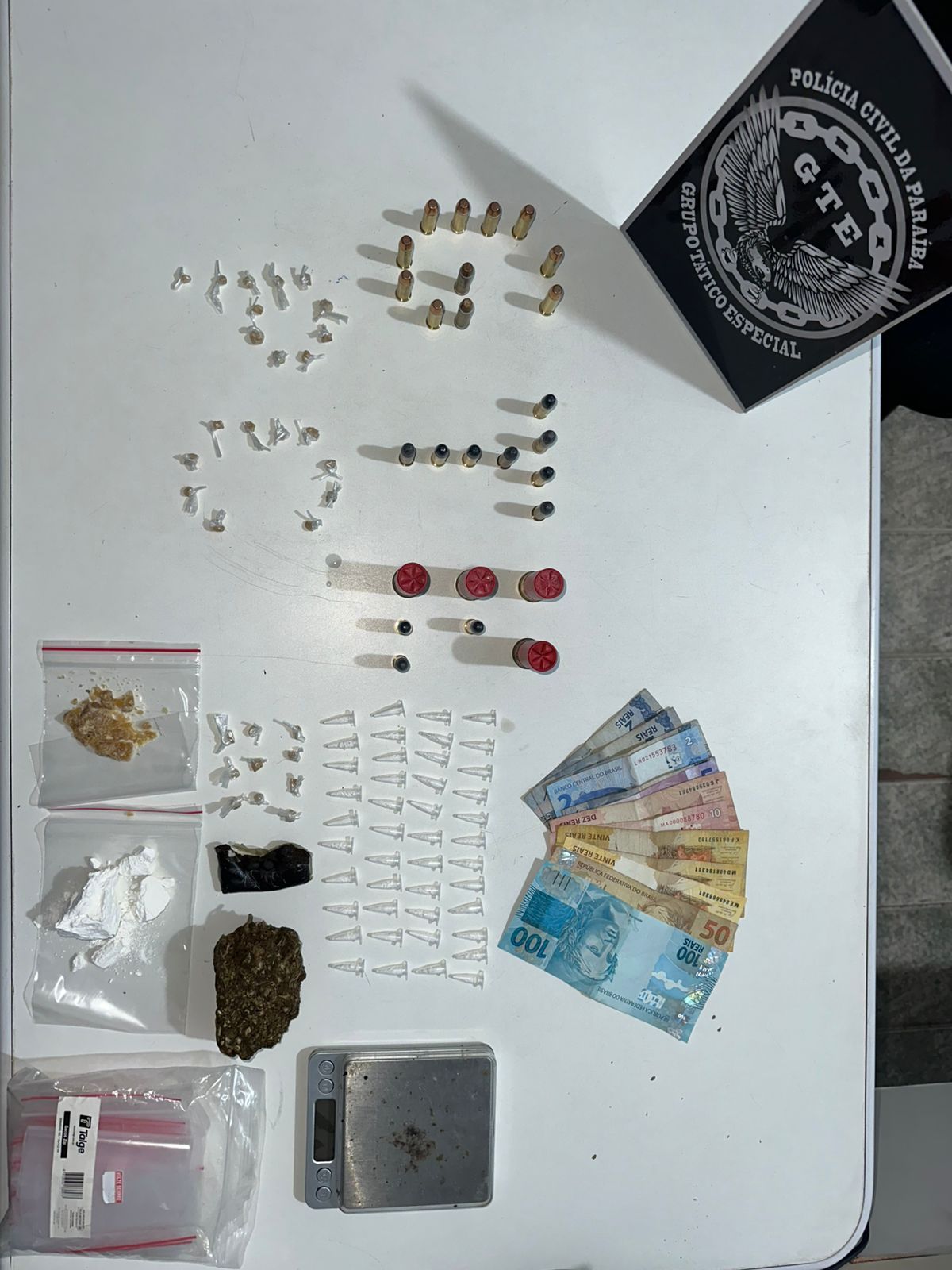 Polícia Civil prende dois homens suspeitos por tráfico em Esperança e apreende drogas e munições durante operação