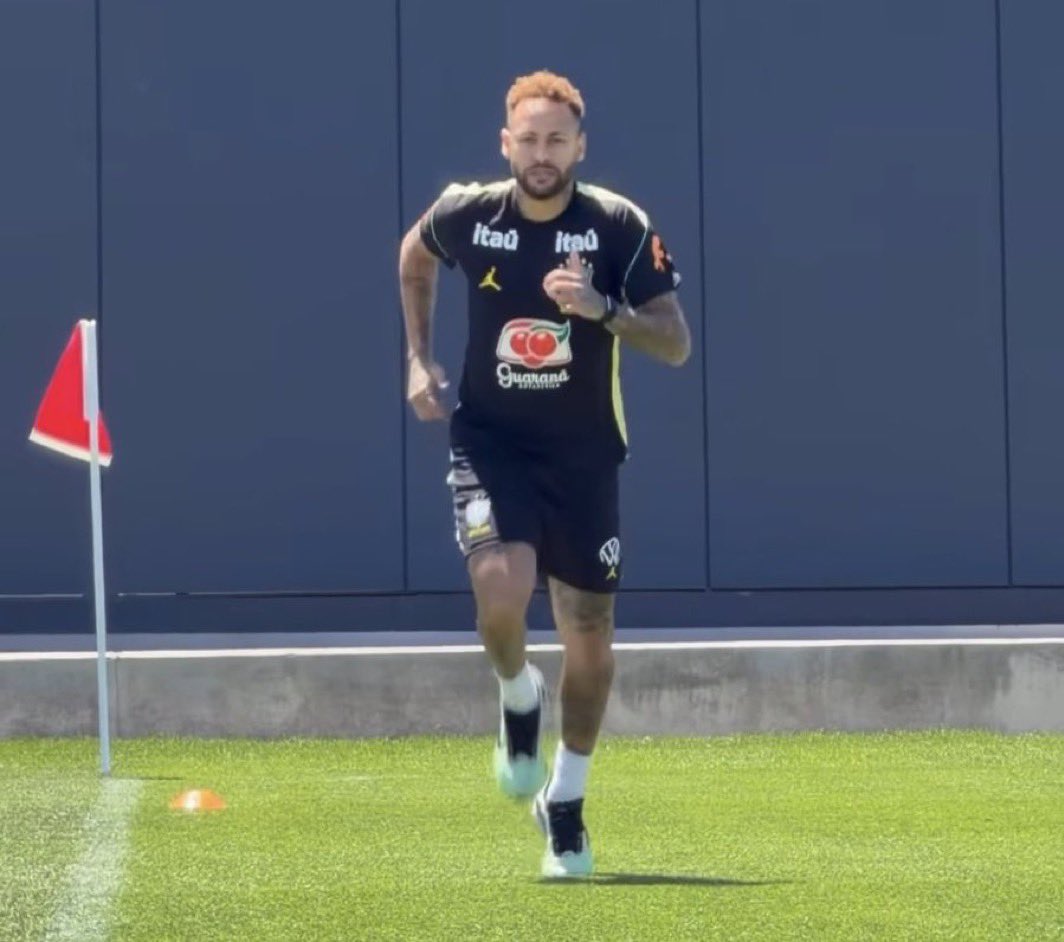 Neymar treina em campo na primeira vez com a Seleção Brasileira