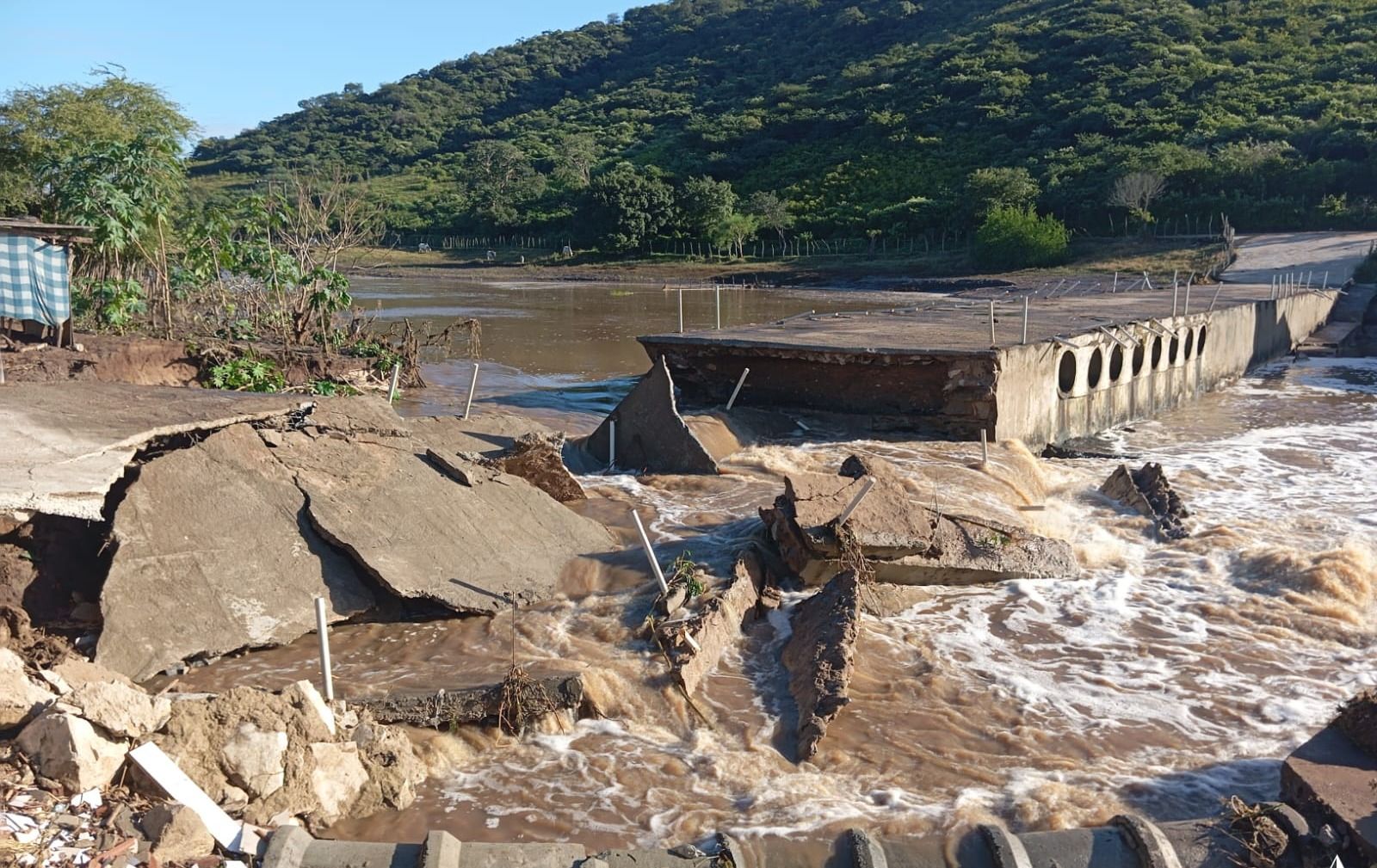 Após fortes chuvas, ponte antiga desaba em Riachão do Bacamarte