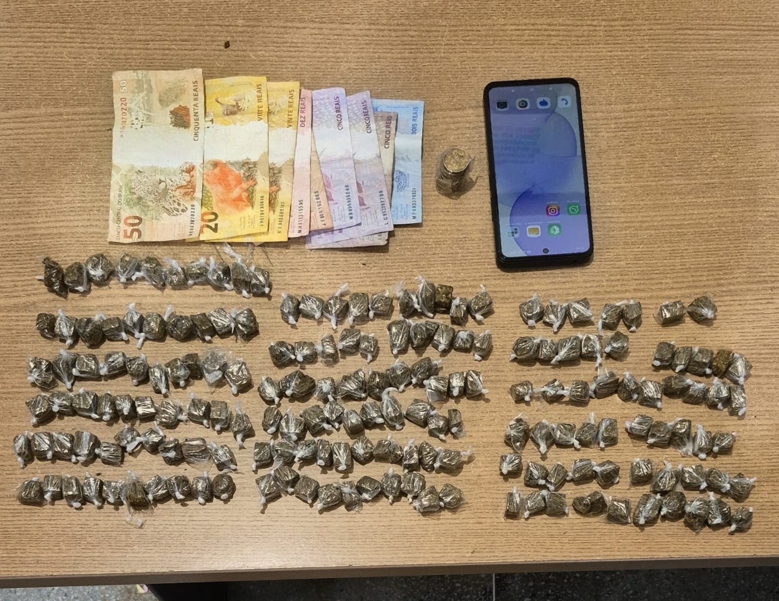 Polícia Militar apreende 177 porções de droga após denúncia em Campina Grande Polícia Militar apreende 177 porções de droga após denúncia em Campina Grande