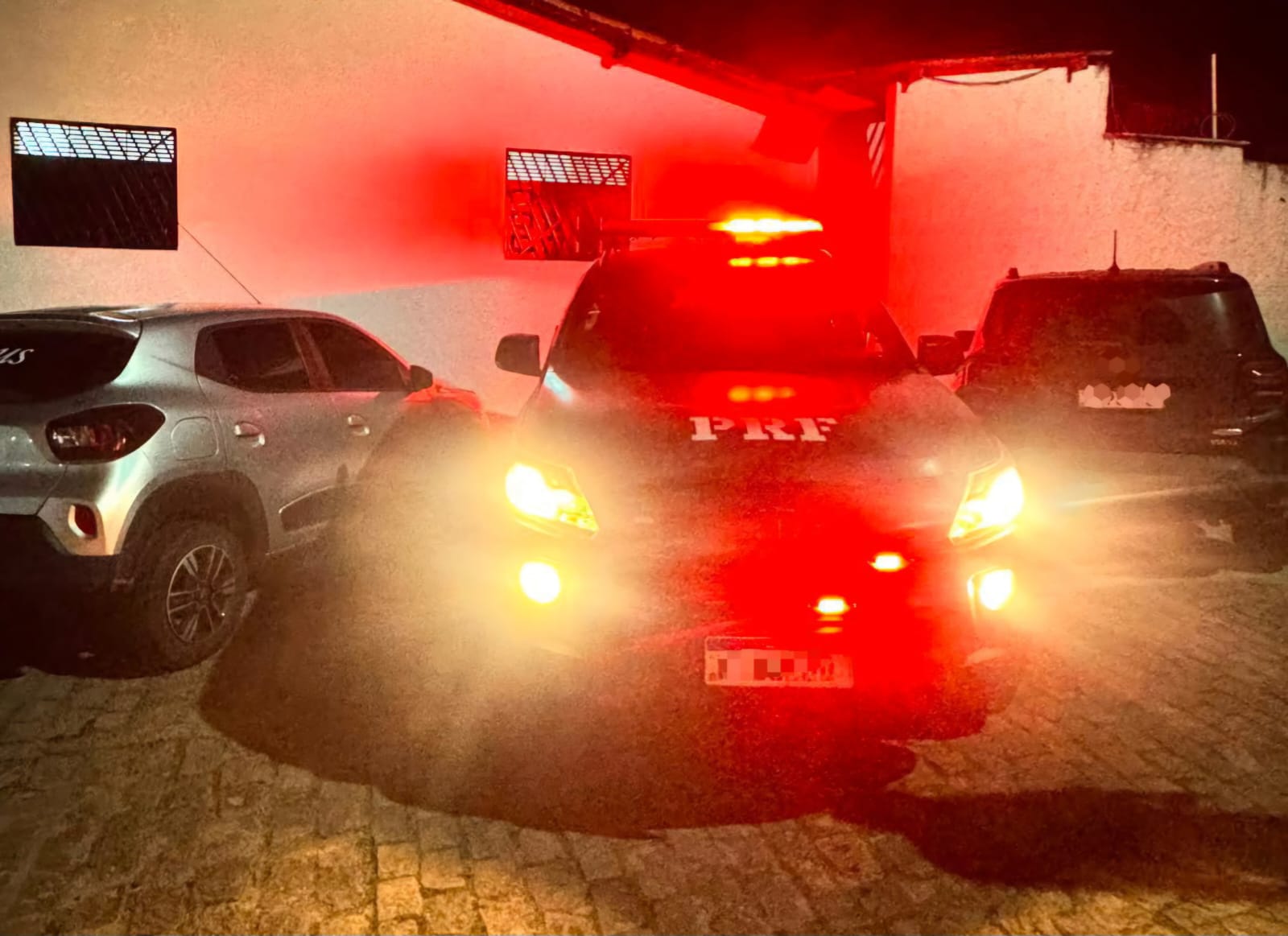Polícia Rodoviária Federal prende trio e apreende veículo usado em roubo de jipe