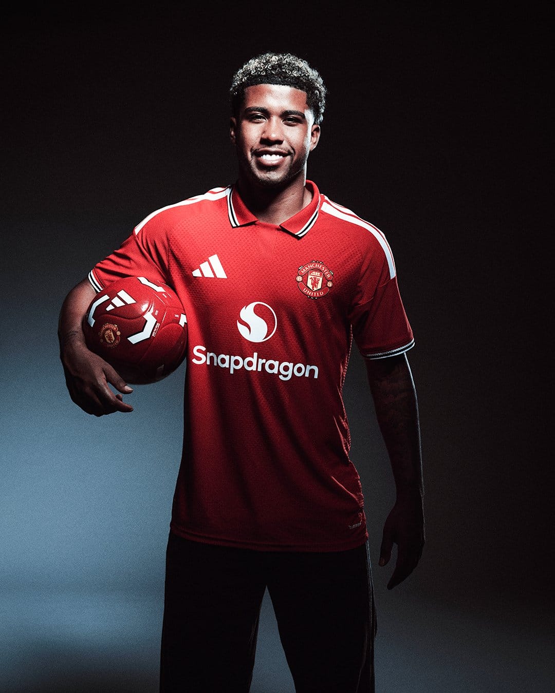 Manchester United acerta contratação do volante Andrey Santos por R$ 329 milhões Manchester United acerta contratação do volante Andrey Santos por R$ 329 milhões