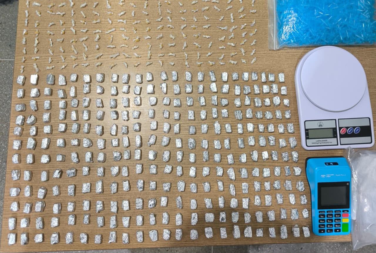 PM apreende drogas e materiais do tráfico em casa abandonada no bairro José Pinheiro, em Campina Grande