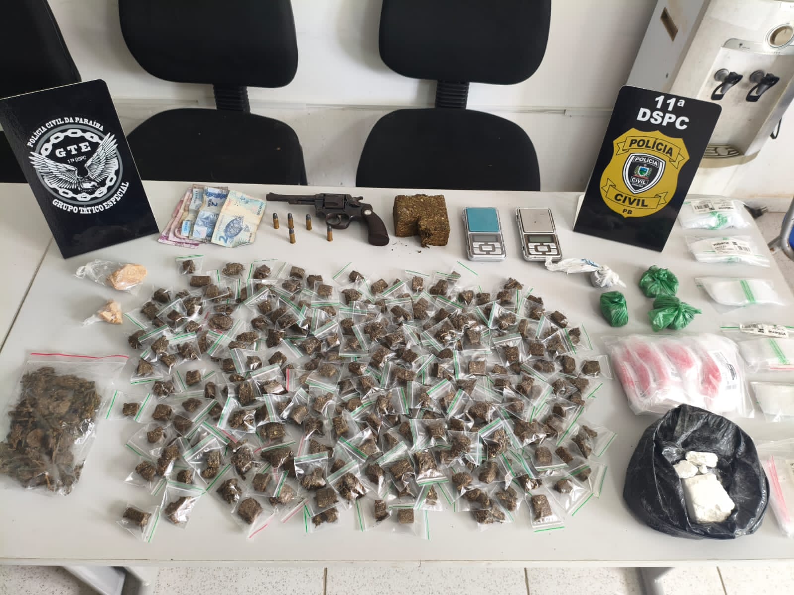 Integrantes de grupo criminoso são presos com drogas e arma em Queimadas