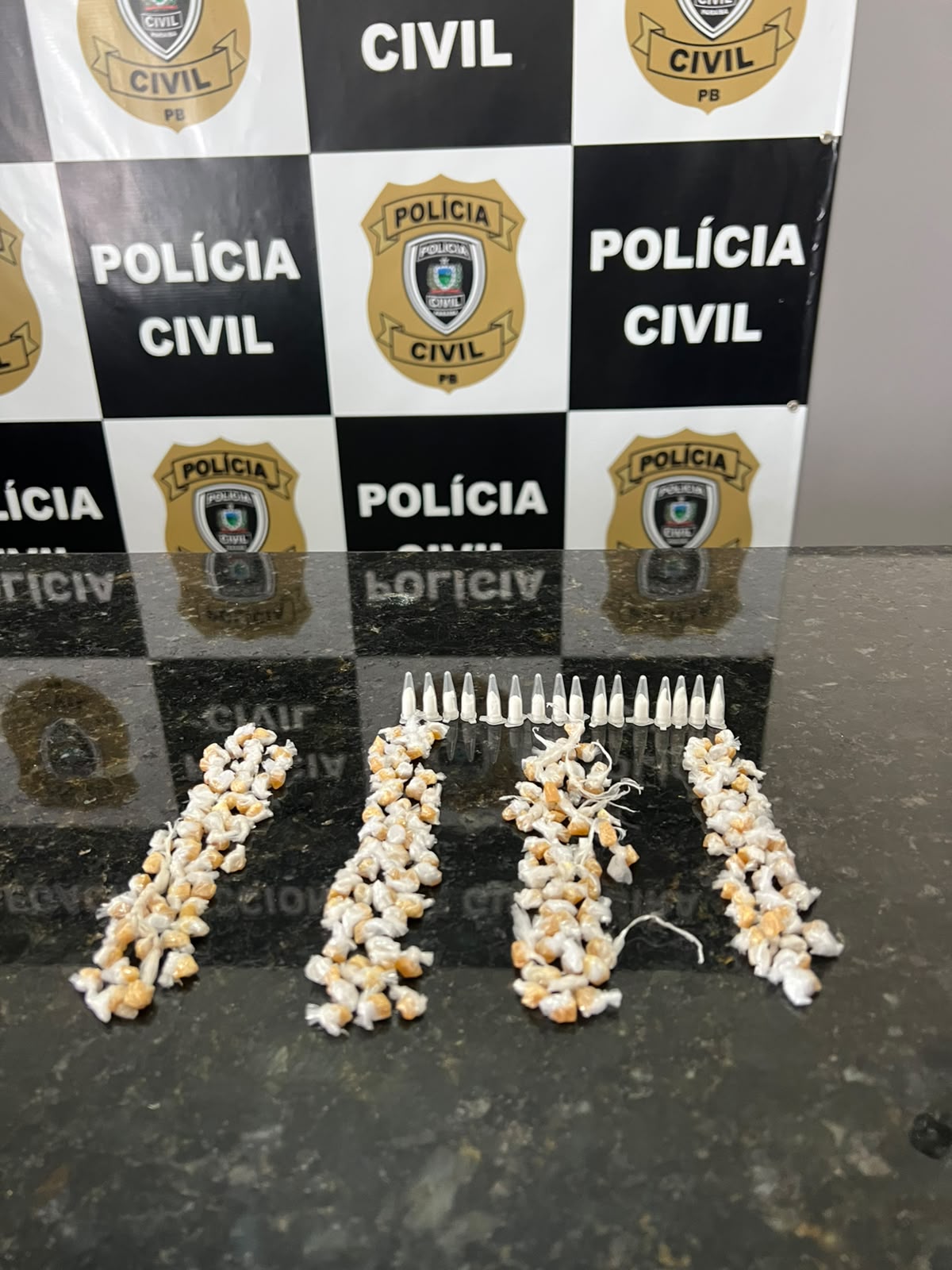 Polícia prende mulher em flagrante com crack e cocaína, em Alagoa Grande/PB Polícia prende mulher em flagrante com crack e cocaína, em Alagoa Grande/PB