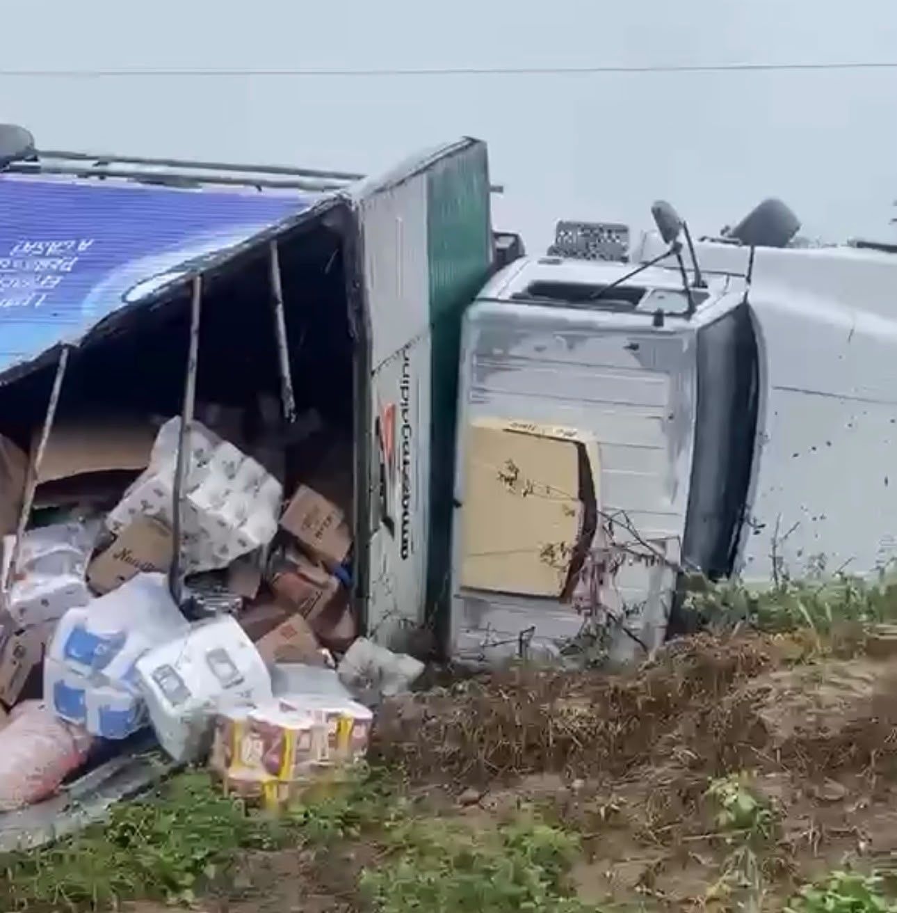 Motorista perde controle e caminhão tomba nas proximidades de Monteiro, no Cariri do estado