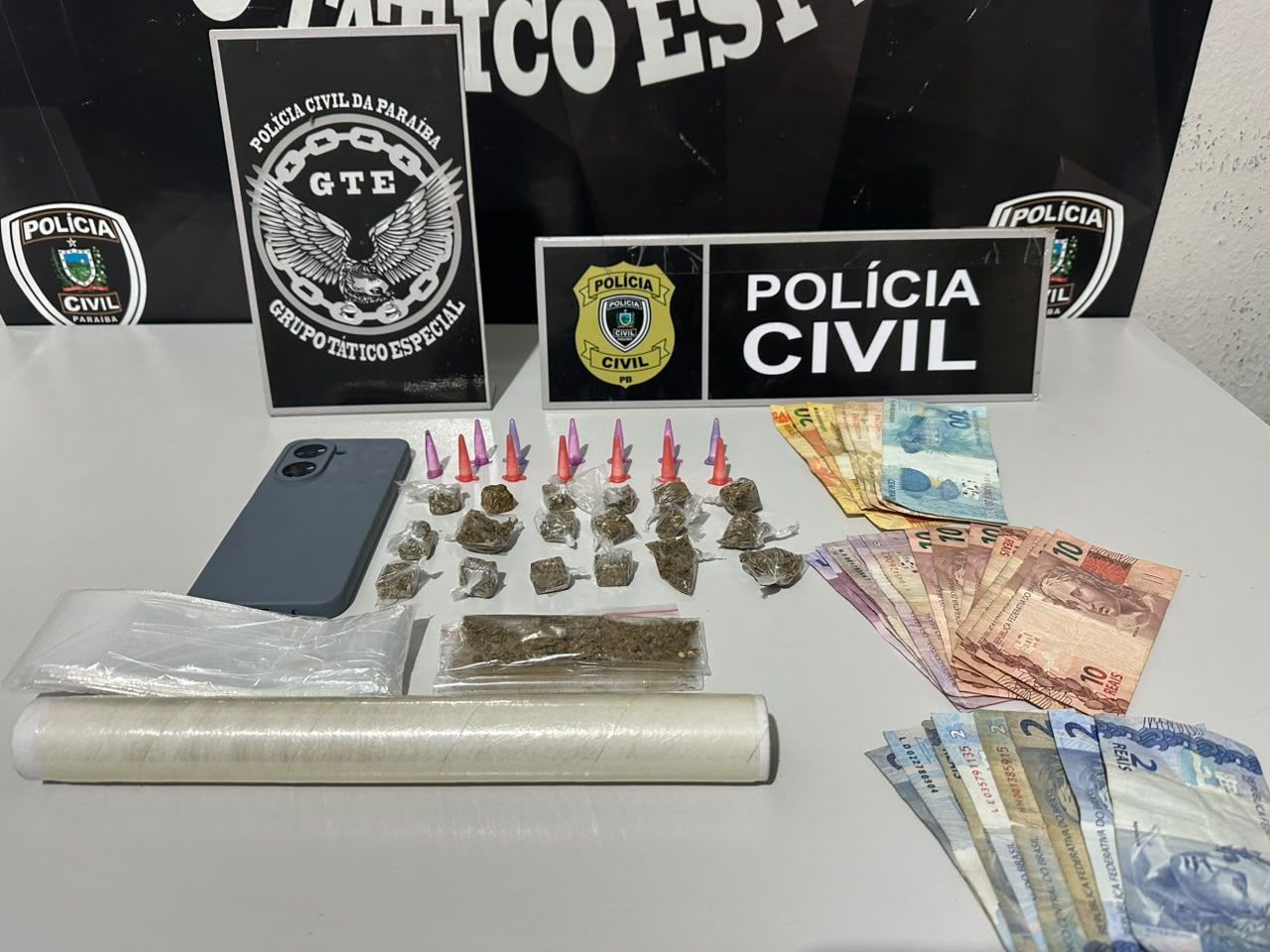 Mulher é presa suspeita de tráfico de drogas em Alagoa Nova Mulher é presa suspeita de tráfico de drogas em Alagoa Nova