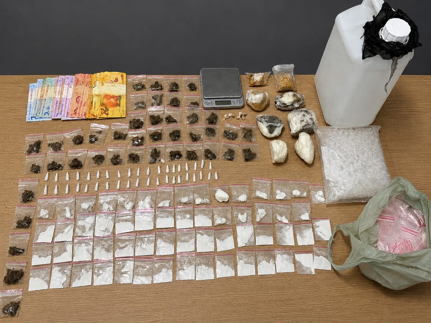 PM apreende cocaína, crack, loló e maconha no bairro Pedregal em Campina; uma suspeita foi detida