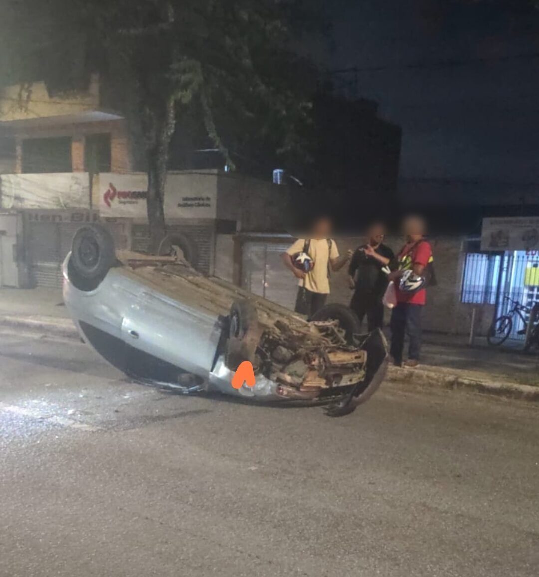 Carro capota na Avenida Almirante Barroso em Campina Grande/PB