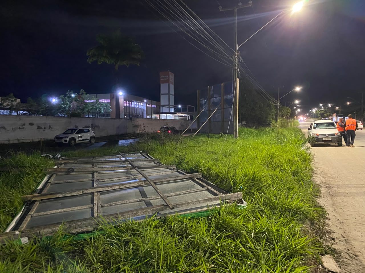 Operação cidade limpa retira mais de 20 outdoors irregulares em Campina Grande