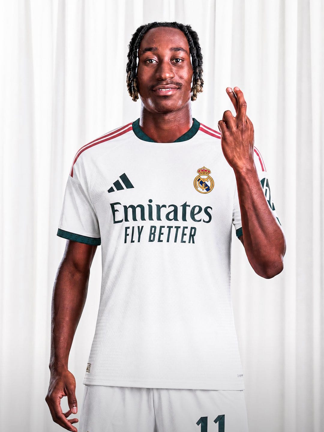 Diomande é anunciado pelo Real Madrid em transferência histórica de R$ 736 milhões Diomande é anunciado pelo Real Madrid em transferência histórica de R$ 736 milhões