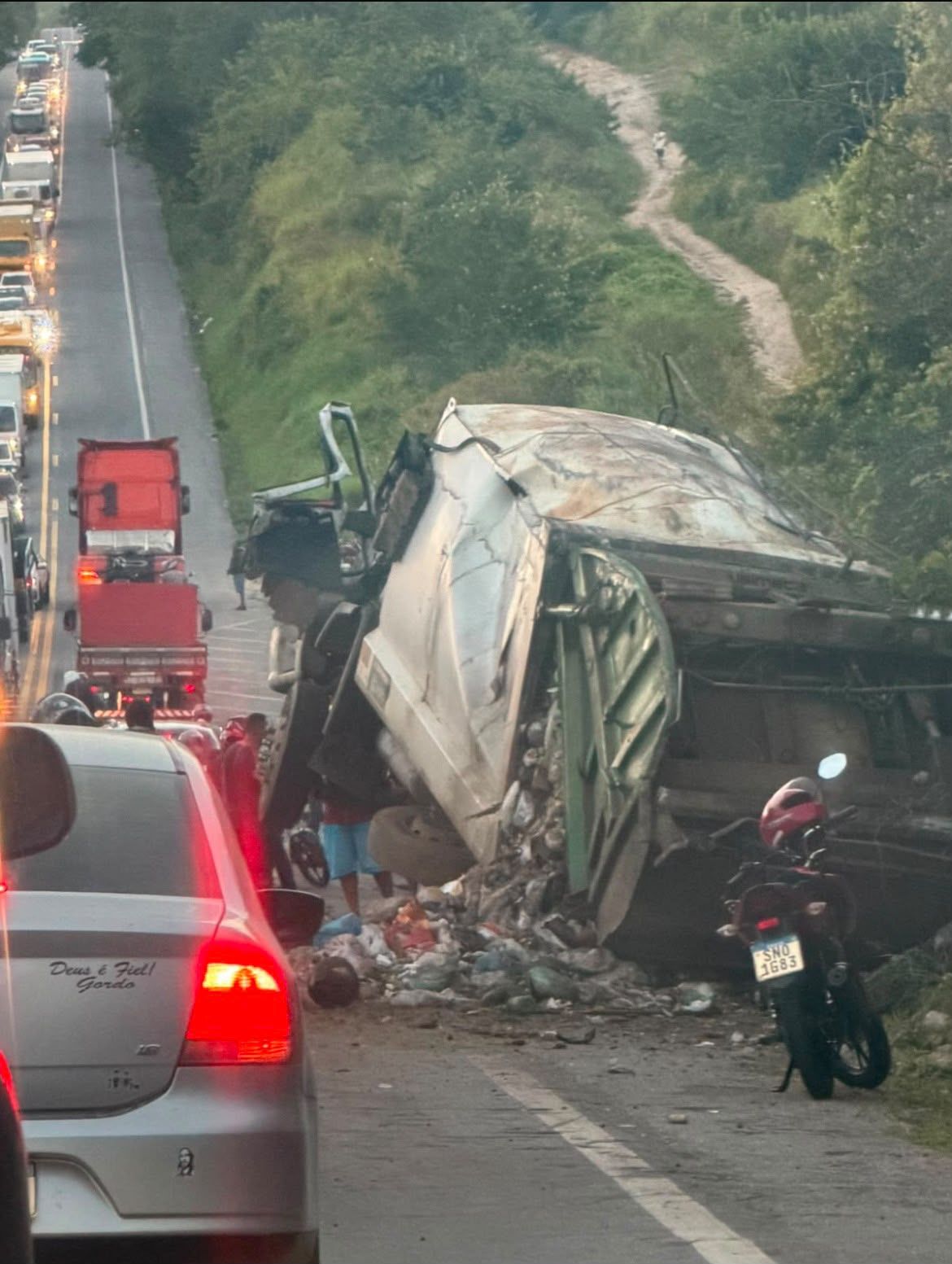 Tragédia na BR-104: Grave acidente deixa três mortos e feridos entre lagoa de roça e lagoa seca
