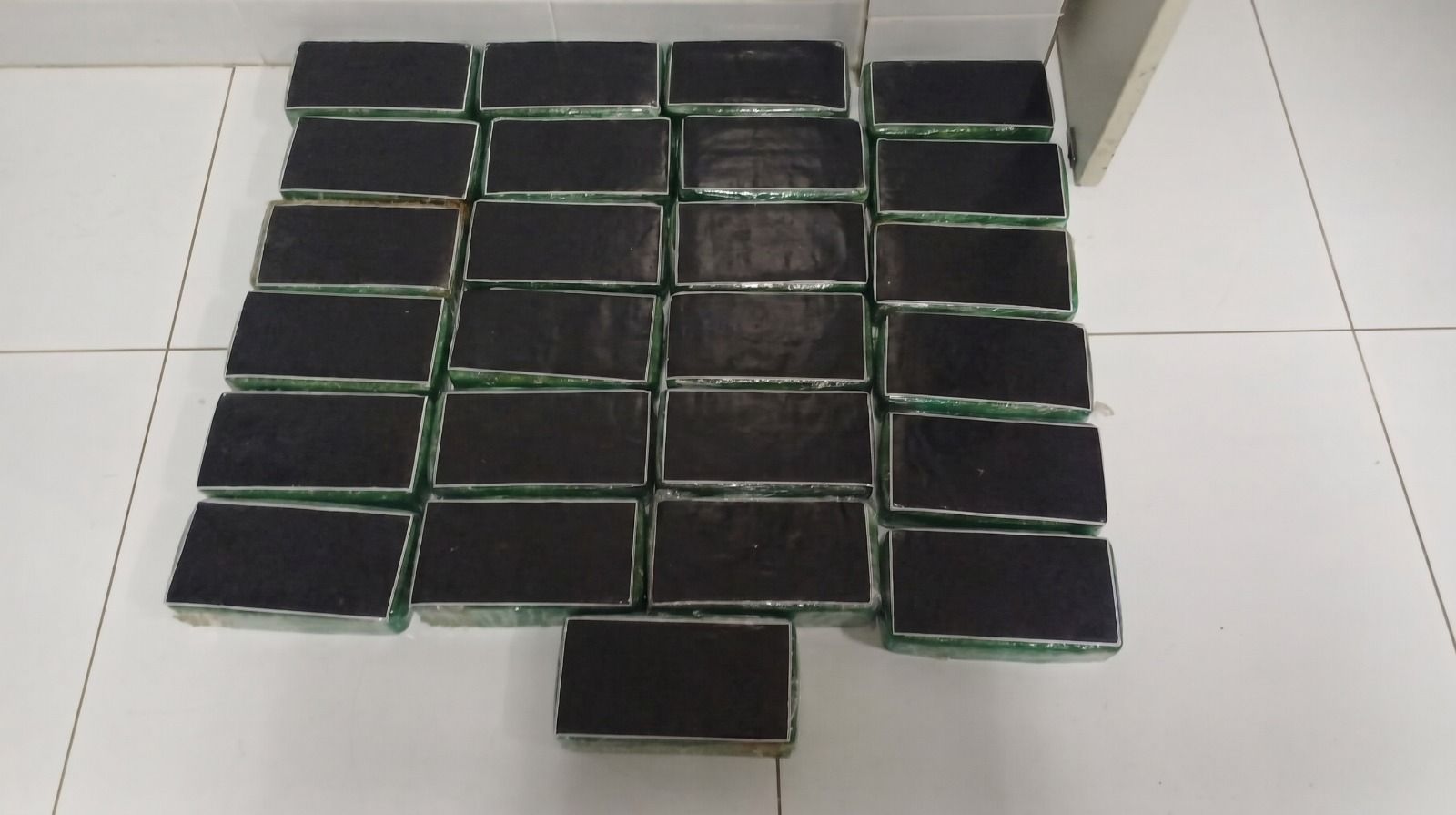 PRF apreende mais de 25 quilos de drogas na BR-230, na Paraíba