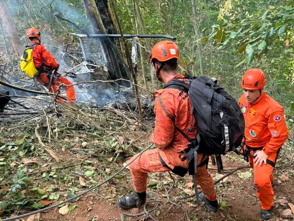 No RJ: piloto e turistas colombianas morrem em queda de helicóptero No RJ: piloto e turistas colombianas morrem em queda de helicóptero