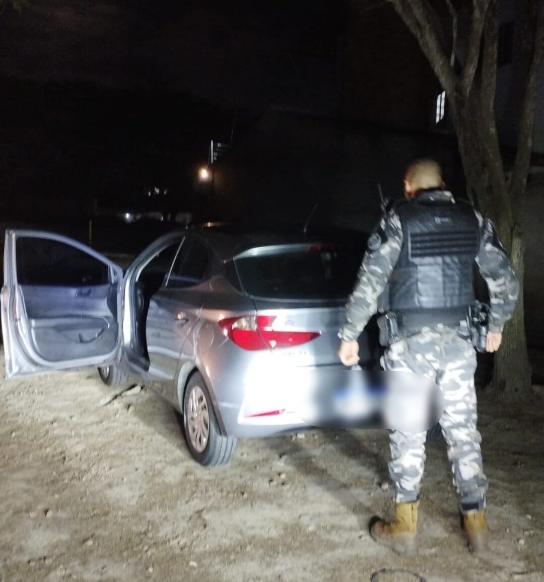 PM encontra carro que tinha sido roubado no bairro da Prata em CG