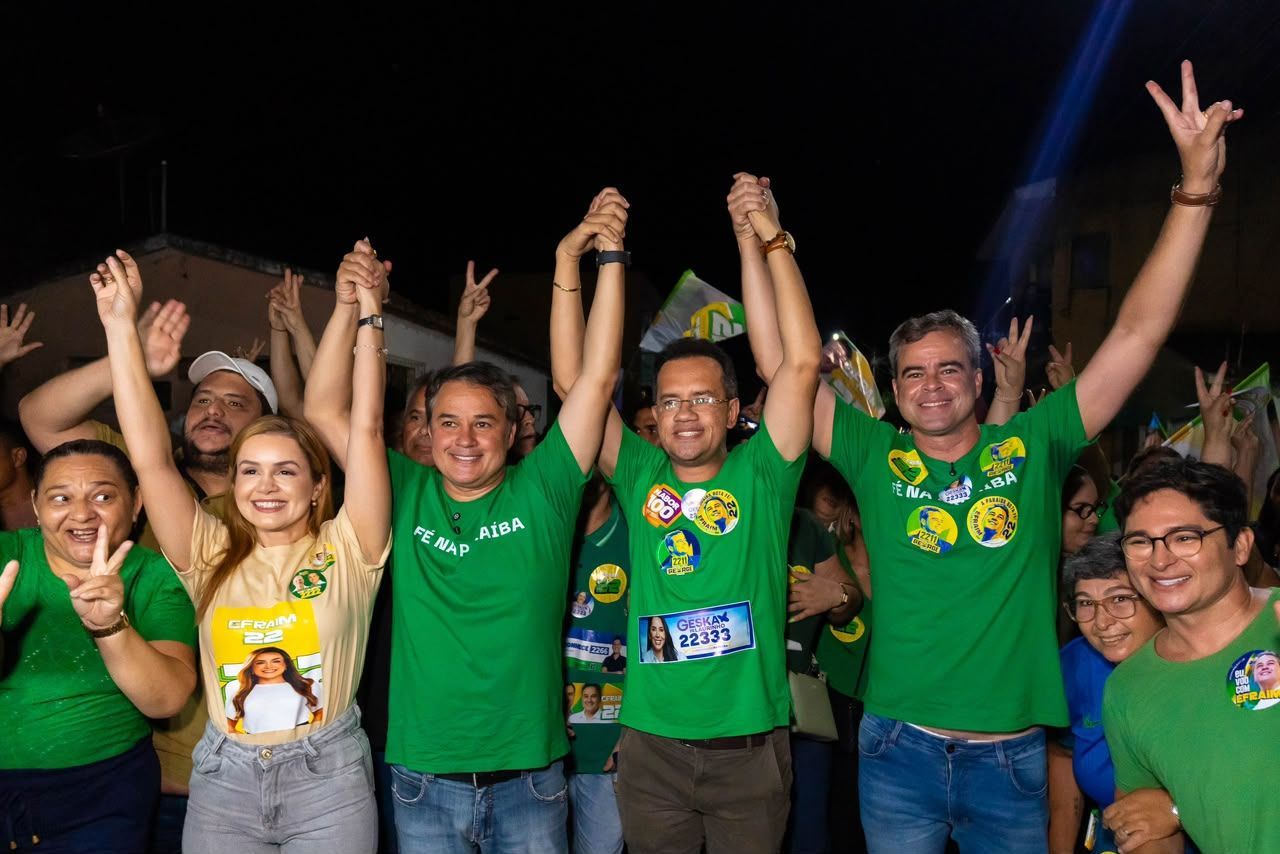 Efraim Filho mobiliza multidão em caminhada no litoral e fala sobre segundo turno