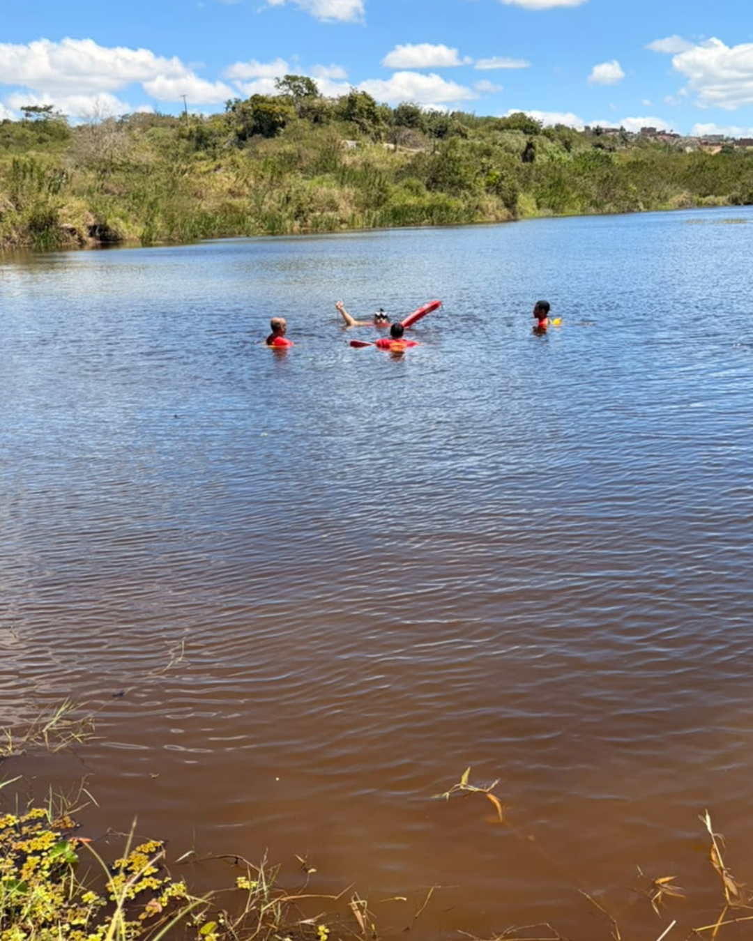 Corpo de homem é encontrado após carro cair em açude, na zona rural de Lagoa de Roça