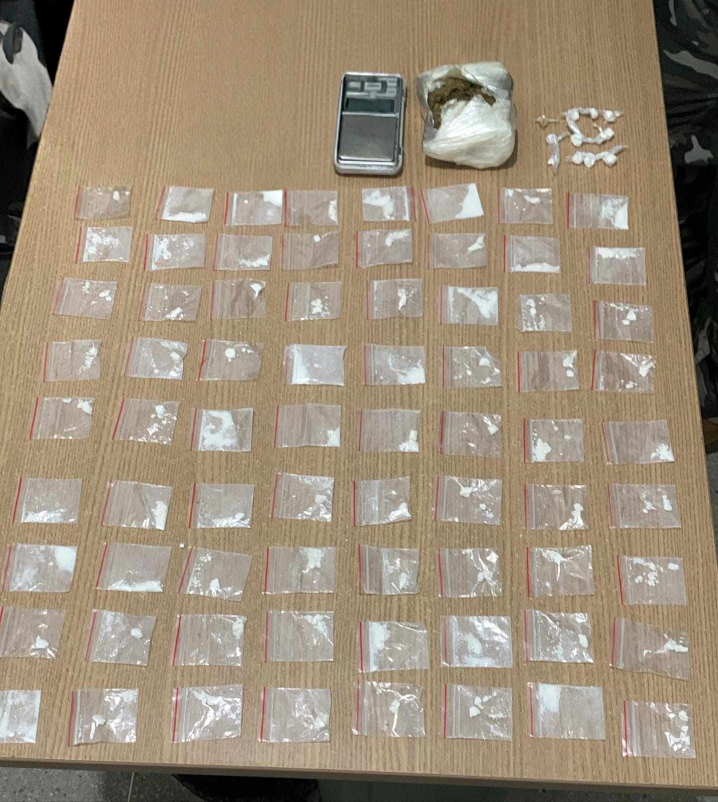PM apreende 83 pedras de crack e 220g de maconha no Monte Santo em Campina Grande PM apreende 83 pedras de crack e 220g de maconha no Monte Santo em Campina Grande