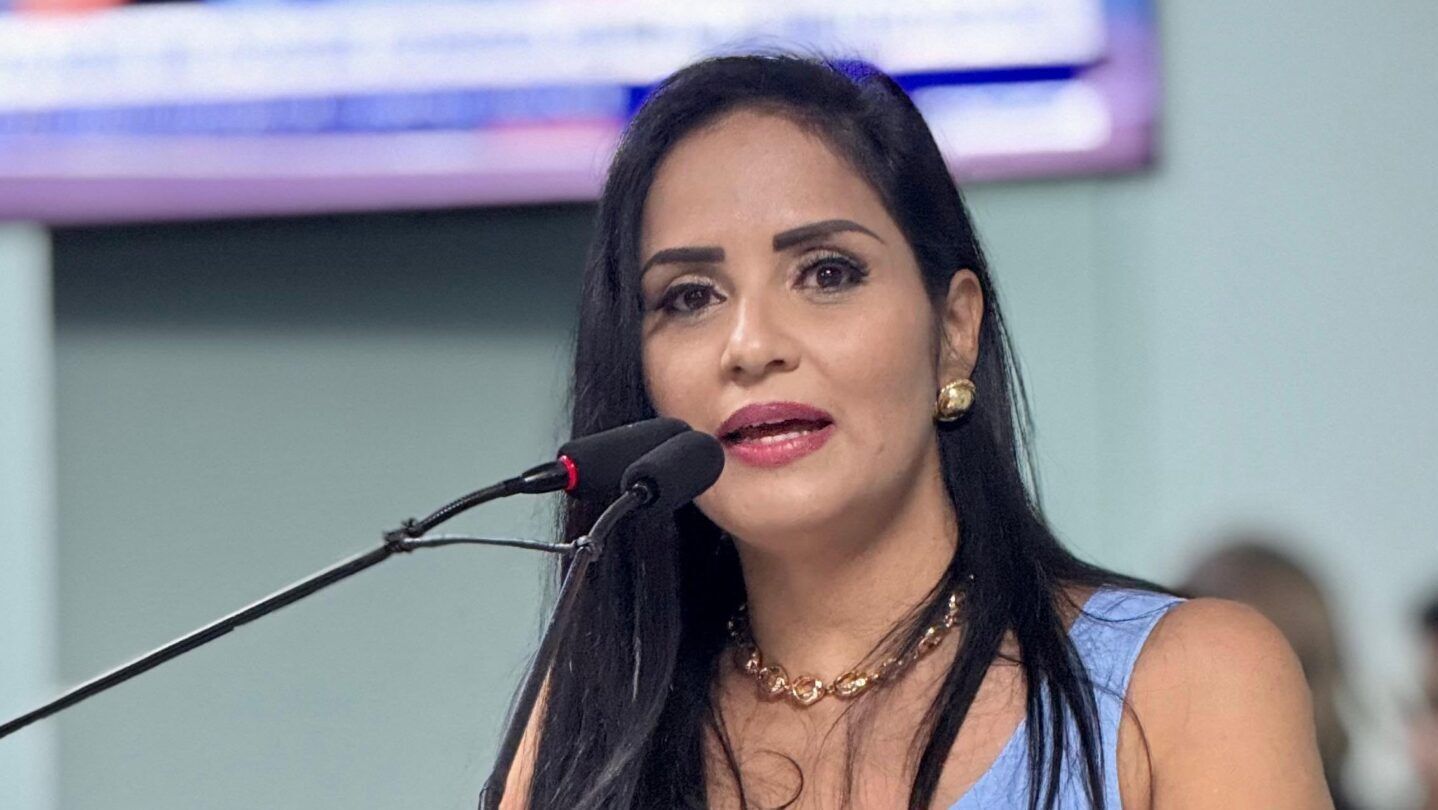 Câmara de Campina Grande homenageia Crizane Xavier por atuação junto às comunidades Câmara de Campina Grande homenageia Crizane Xavier por atuação junto às comunidades
