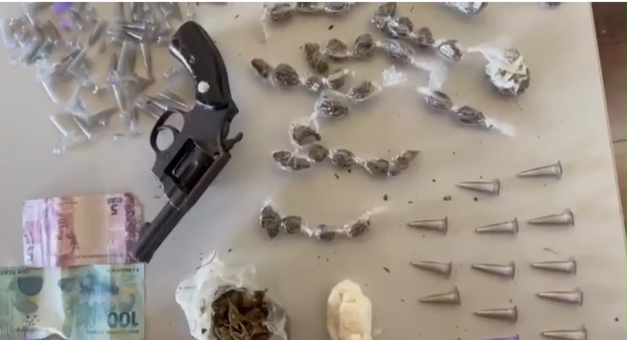 Polícia Civil apreende drogas, arma e dinheiro em casa investigada por tráfico em Lagoa Seca Polícia Civil apreende drogas, arma e dinheiro em casa investigada por tráfico em Lagoa Seca