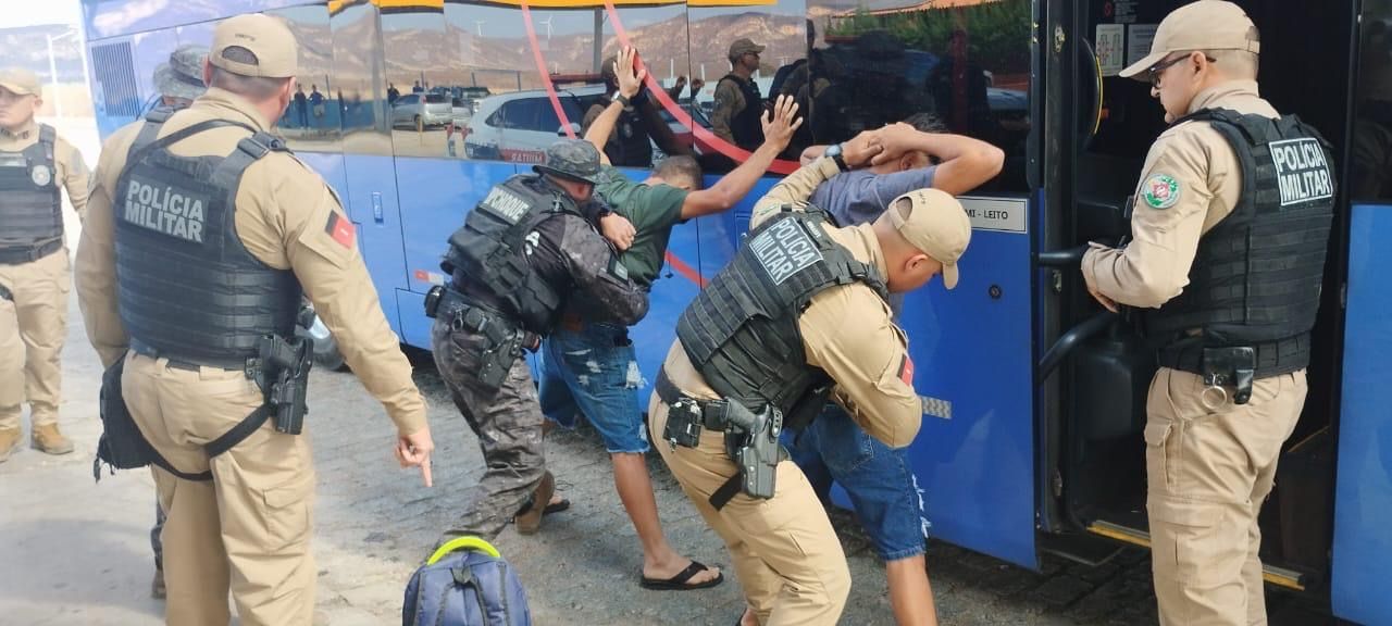 Dois homens são presos suspeitos de transportar maconha em ônibus na BR-230, em Santa Luzia