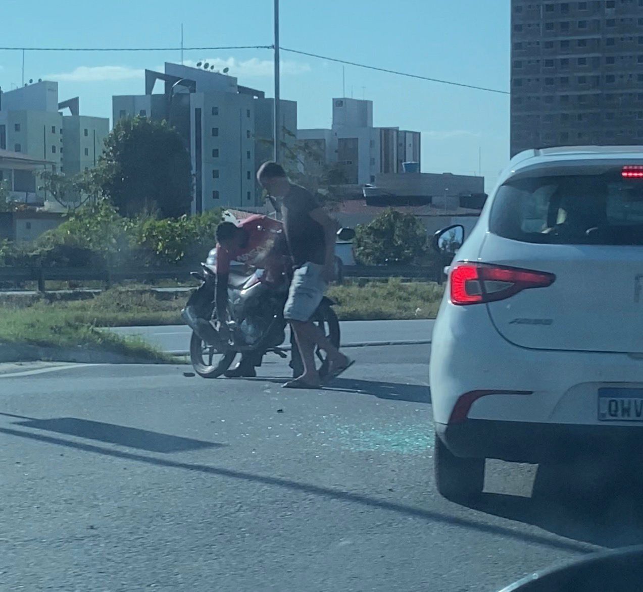 Perigo: colisão deixa pelo menos 1 ferido no bairro Itararé em CG Perigo: colisão deixa pelo menos 1 ferido no bairro Itararé em CG