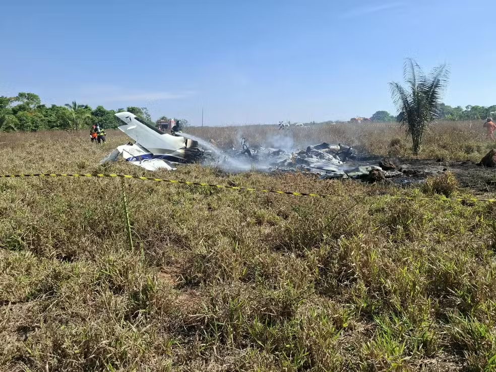 Avão cai na zona rural de Água Boa/MT e Bombeiros confirmam 3 mortes Avão cai na zona rural de Água Boa/MT e Bombeiros confirmam 3 mortes