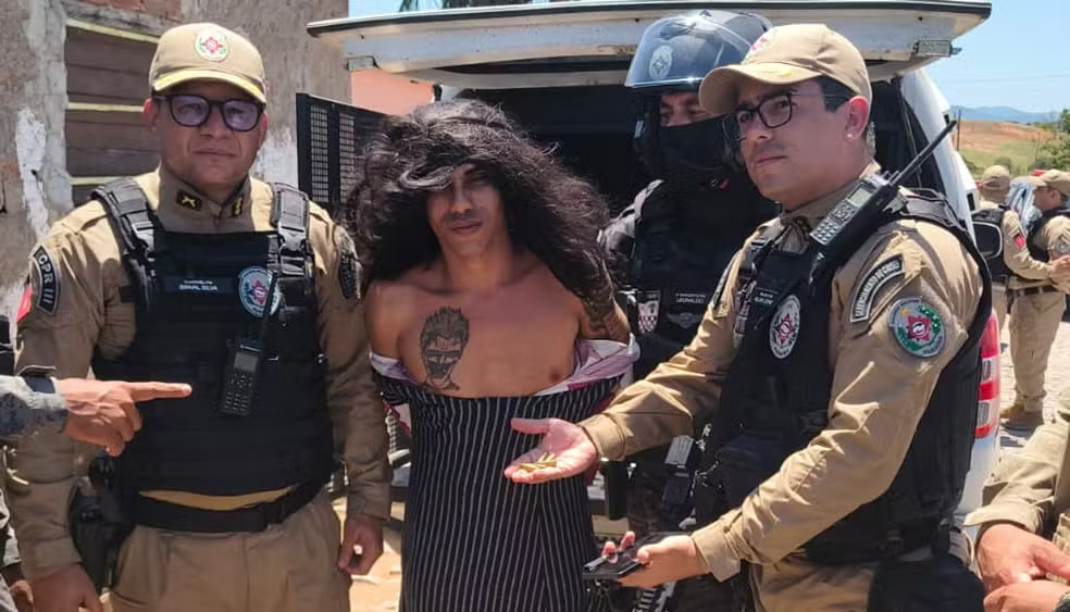 Em Mulungu/PB: preso vestido de mulher diz que já matou cerca de 80 pessoas