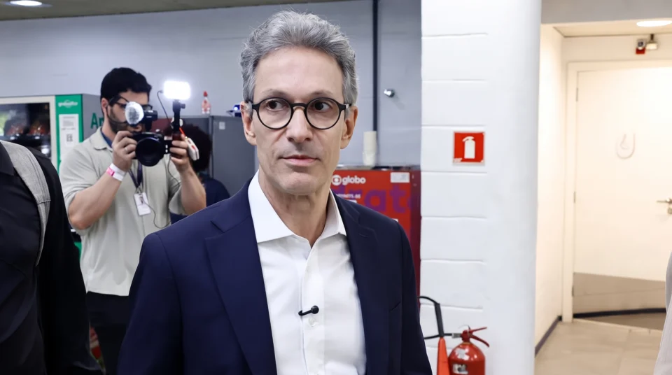 Romeu Zema declara apoio a Flávio Bolsonaro no segundo turno