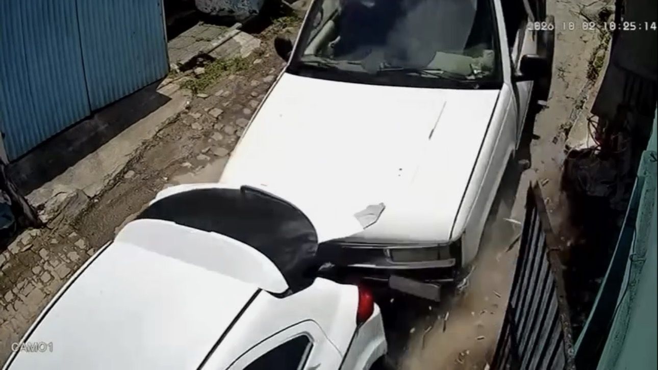 Caminhonete desgovernada atinge carro no bairro Bela Vista, em Campina Grande Caminhonete desgovernada atinge carro no bairro Bela Vista, em Campina Grande